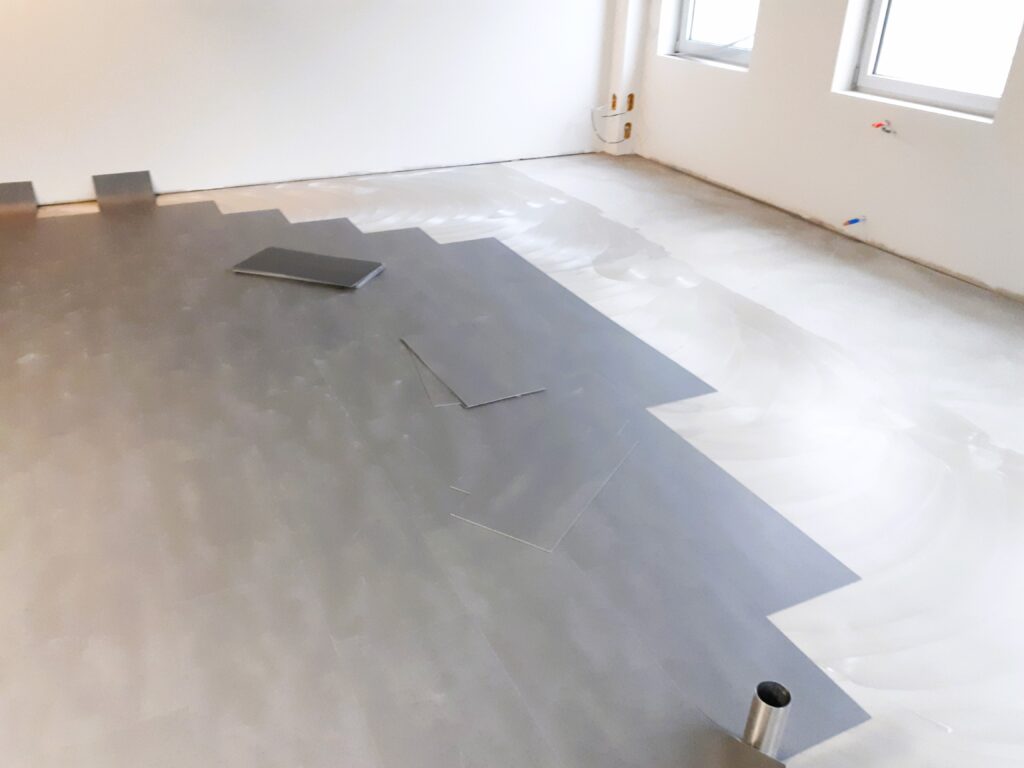 sol pvc LVT en dalle collé imitation carrelage